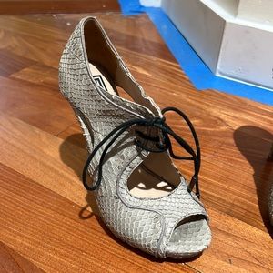 Pour la victorie grey heels size 35.5